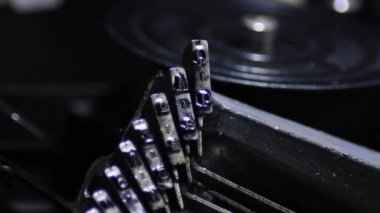 Eski bir qwerty el yazısının basım tuşları