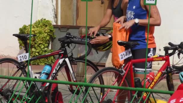 Bikes Triathletes Start Triathlon Championship — Stock Video