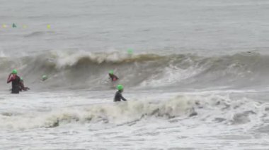 Yüzme antrenmanında yüzen triatletler