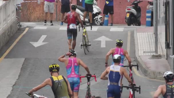 Triatletas Que Corren Con Bicicleta Una Fase Transición Triatlón — Vídeos de Stock