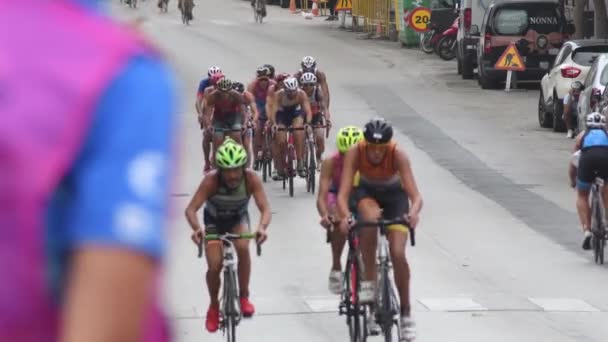Τριαθλητές Ποδηλάτες Μια Αστική Δίκη Ένα Πρωτάθλημα Τρίαθλο — Αρχείο Βίντεο