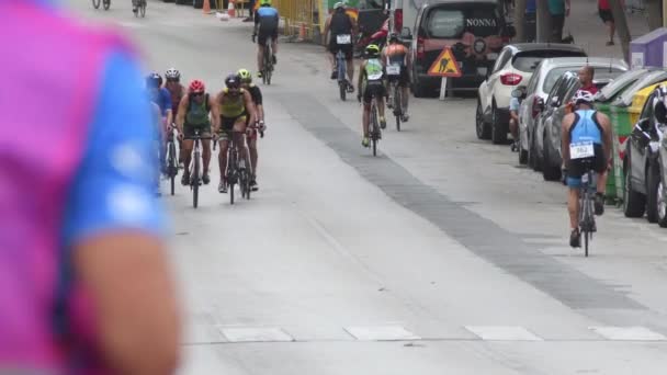 自行车运动员和公众在铁人三项赛的城市试验中 — 图库视频影像
