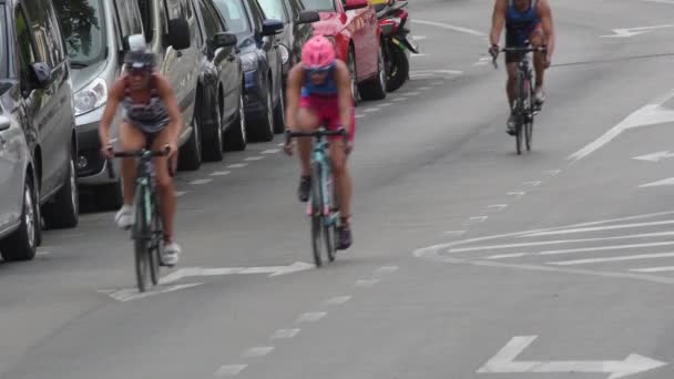Ciclistas Triatleta Campeonato Triatlón Urbano — Vídeos de Stock