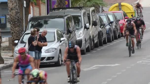 Biker Sportler Messen Sich Bei Triathlon Stadtlauf — Stockvideo