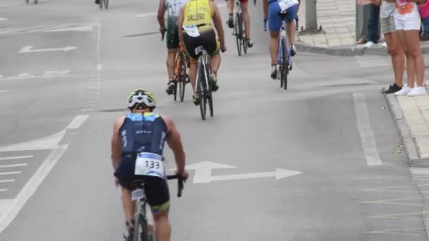 Motociclistas Triatletas Bicicleta Una Prueba Urbana Triatlón — Vídeos de Stock