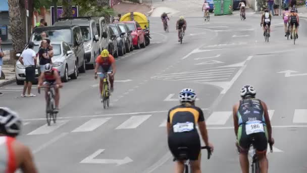 Ποδηλάτες Που Διαγωνίζονται Αστική Δίκη Τρίαθλο — Αρχείο Βίντεο