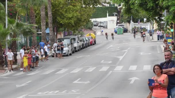 Atletas Ciclistas Compitiendo Una Prueba Urbana Triatlón — Vídeo de stock