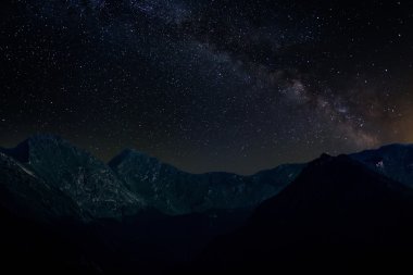 Dağlardaki yıldızlı gökyüzü.