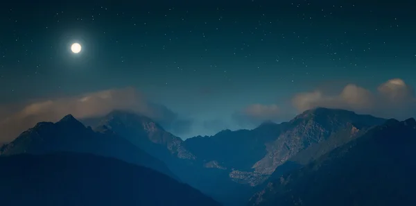 Зоряне небо в горах . — стокове фото
