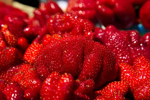 Çilek Çilek alışılmadık şekli.