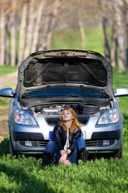 Kız araba açık bir kukuleta ile yakın.