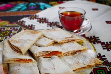 Masadaki börek.