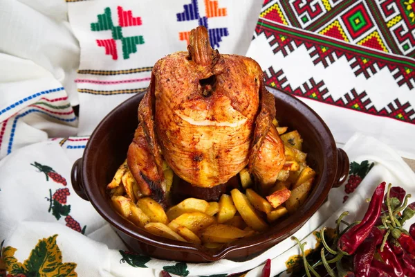 Frango cozido no forno em uma base de cerâmica . — Fotografia de Stock