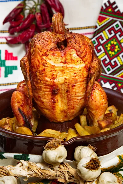 Курица, приготовленная в духовке на керамической основе . — стоковое фото