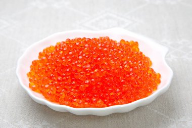 Bir daire içinde bir somon kırmızı havyar.