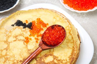 Bir masada kırmızı havyar ile krep. Shrovetide.
