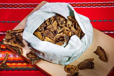 Kurutulmuş mantar torba.