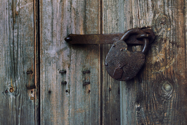 Старая деревянная дверь со старым замком
.