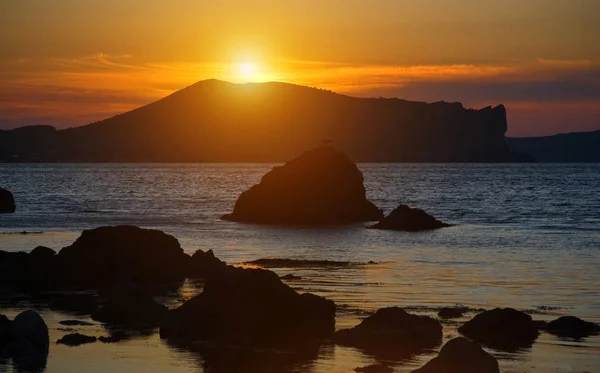 Sonnenuntergang Auf Dem Hintergrund Von Steinen Der Schwarzmeerküste — Stockfoto