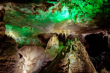 Tskaltubo, Gürcistan: Imereti bölge Prometheus mağarada. Dünya yüzeyinin altında mağara.