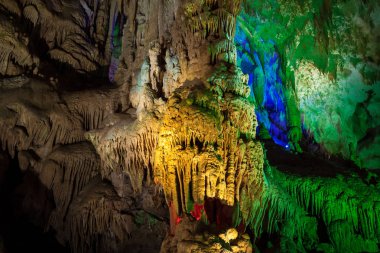 Tskaltubo, Gürcistan: Imereti bölge Prometheus mağarada. Dünya yüzeyinin altında mağara.