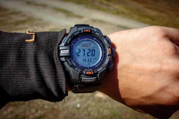 Um relógio com um altímetro em um relógio esportivo no topo de uma montanha — Fotografia de Stock