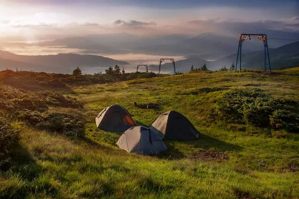 Tienda de campaña turística camping en las montañas. Los Cárpatos Ucranianos. Dragob. — Foto de Stock