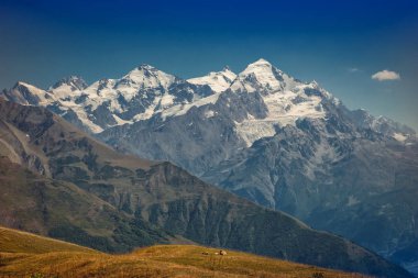 Kafkas Dağları Georgia ülkede. Güzel dağ la
