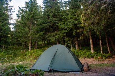 Dağda kamp turist çadır. Ukraynalı Karpatlar. 