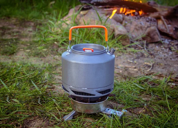 Chaleira turística no fogão a gás. Cozinhar comida em uma viagem — Fotografia de Stock