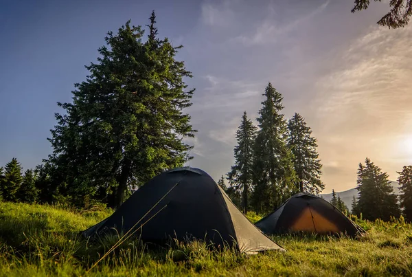 観光山でキャンプするテント。山の朝。車 — ストック写真