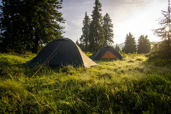 산에 캠핑 관광 텐트입니다. 산속에 아침입니다. 자동차 — 스톡 사진