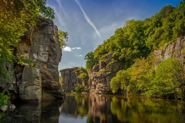 Güneşli bir günde müthiş manzara nehir kanyonun. Buky Canyon