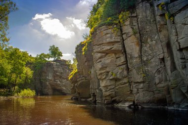 Güneşli bir günde müthiş manzara nehir kanyonun. Buky Canyon