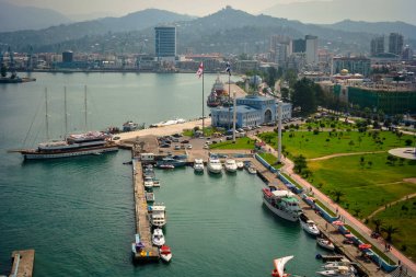 Tekneler ve yolcu terminal ile Batum Sea Port. Gürcistan