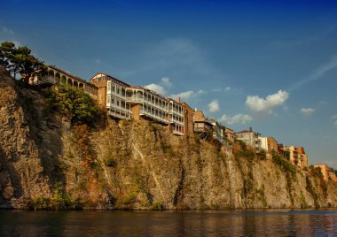 Kura Nehri üzerinde bir uçurumun kenarında evler. Tiflis,