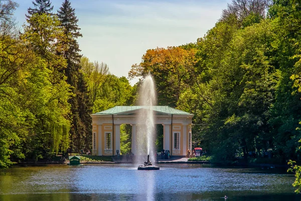 Yılan çeşme. Uman, Cherkasy Oblast, Ukrayna. Sofiyivka dünya Bahçe Tasarım doğal bir dönüm noktası olduğunu.