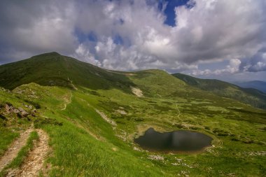 Karpat Dağları yayla gölde. Nesamovyte Gölü, Ukra