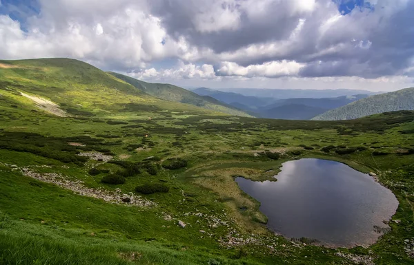 Lago Highland nelle montagne dei Carpazi. Lago Nesamovyte, Ukra — Foto Stock