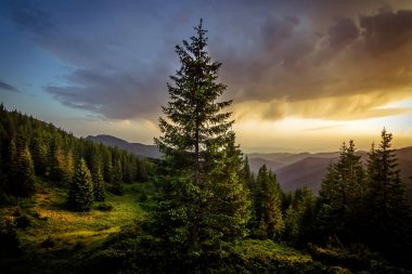 Akşam dağlarda. Mo inanılmaz güzel doğa manzara