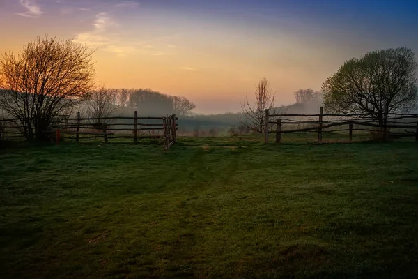 Matin dans le village ukrainien, couvert de brouillard près du lac — Photo