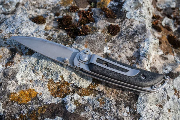 Zavírací nůž na kámen — Stock fotografie