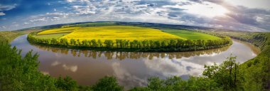 Tepeden panoramik manzara bend Nehri üzerinde. Renkli pembe 