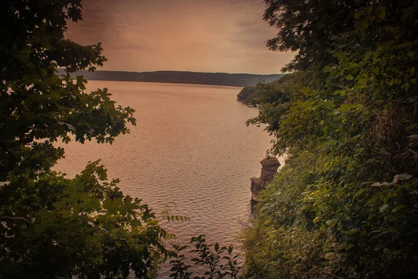 Malebné panorama pohled z kopce k nádrži na Dnies — Stock fotografie