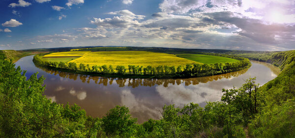 Мбаппе вид с холма на изгиб реки.
 