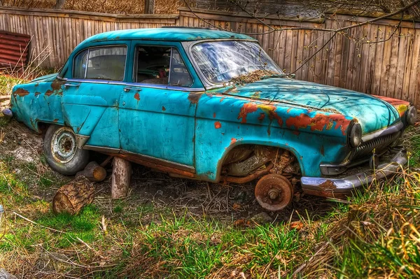 Das verlassene alte sowjetische Auto aus der Zeit der Sowjetunion — Stockfoto