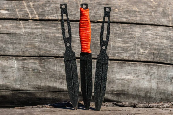 Ahşap arka plan üzerinde bıçak atma fotoğraf. Paslanmaz stee