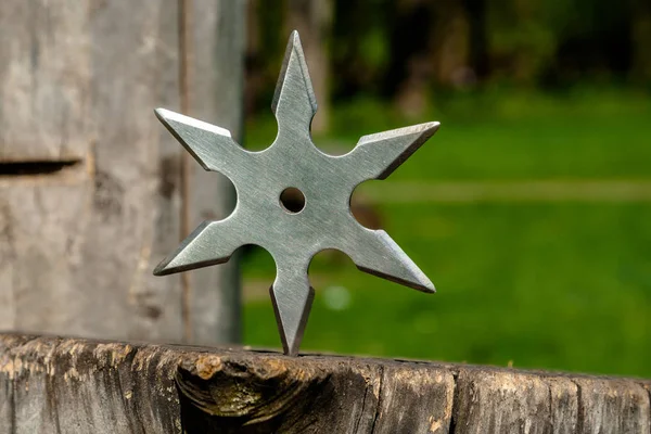 Shuriken (Wurfstern), traditionelle japanische Ninja-Kaltwaffe — Stockfoto