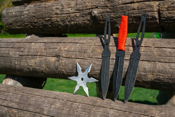Vrhací nůž a Shuriken (házení hvězdy), na dřevěných poza — Stock fotografie