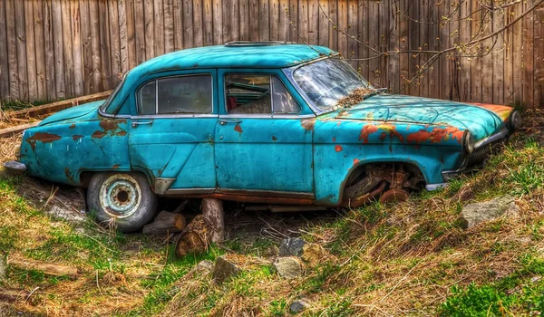 Das verlassene alte sowjetische Auto aus der Zeit der Sowjetunion — Stockfoto